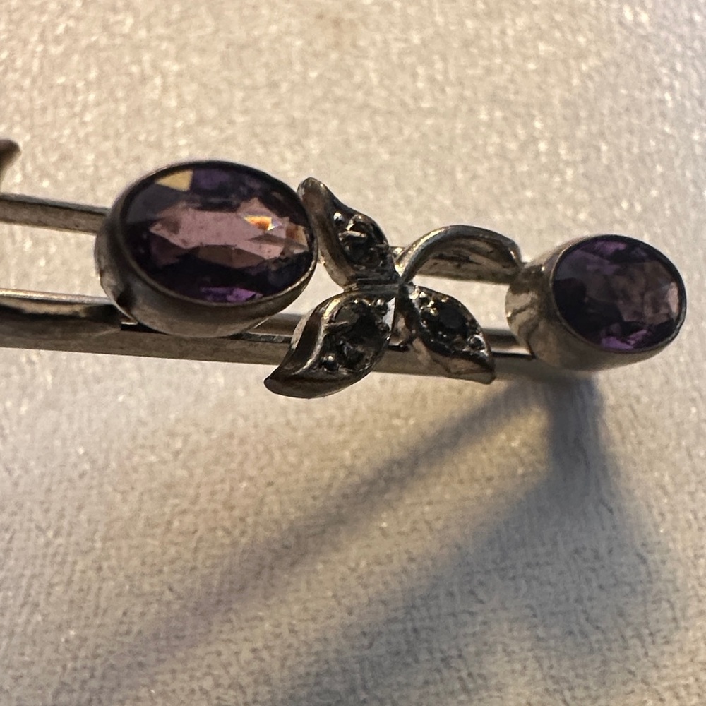 Antique Victorian Amethyst and Gold Tone Floral Bar Brooch - Picture 3 of 8